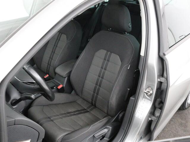Volkswagen GOLF 1.0 TSI Comfortline | Camera | Sportstoelen | Navigatie | Parkeerhulp | Climate control | DAB | Cruise control | Bluetooth | Regen-/lichtsensor