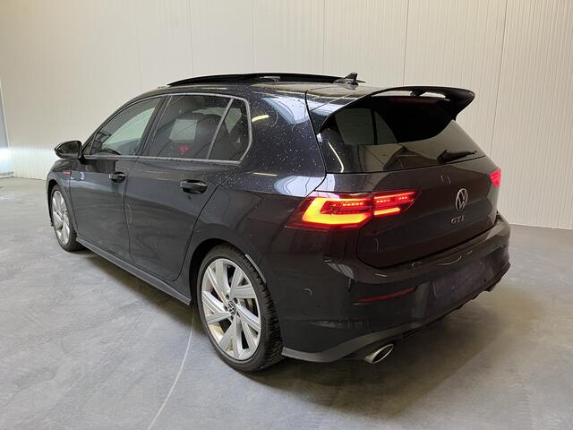 Volkswagen GOLF 2.0 TSI GTI Clubsport / AUTOMAAT/ 300 PK/ HARMAN KARDON/ PANO/ 19" LMV/ ALCANTARA/ HEAD-UP DISPLAY/ DIGITAL DASH/ NAVI/ APP-CONNECT/ STOEL-STUUR VERWARM./ RIJ-MODI/ ADAPT. CRUISE/ PARK. SENSOREN + CAMERA/ MATRIX