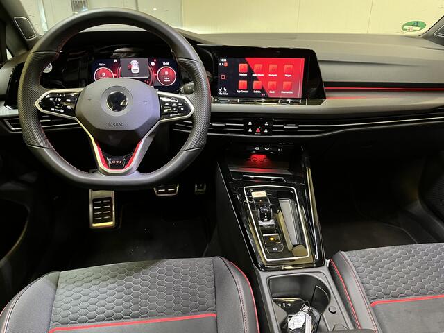 Volkswagen GOLF 2.0 TSI GTI Clubsport / AUTOMAAT/ 300 PK/ HARMAN KARDON/ PANO/ 19" LMV/ ALCANTARA/ HEAD-UP DISPLAY/ DIGITAL DASH/ NAVI/ APP-CONNECT/ STOEL-STUUR VERWARM./ RIJ-MODI/ ADAPT. CRUISE/ PARK. SENSOREN + CAMERA/ MATRIX