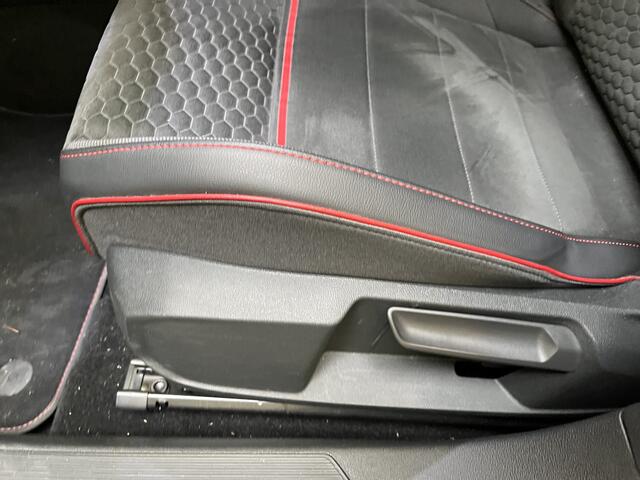 Volkswagen GOLF 2.0 TSI GTI Clubsport / AUTOMAAT/ 300 PK/ HARMAN KARDON/ PANO/ 19" LMV/ ALCANTARA/ HEAD-UP DISPLAY/ DIGITAL DASH/ NAVI/ APP-CONNECT/ STOEL-STUUR VERWARM./ RIJ-MODI/ ADAPT. CRUISE/ PARK. SENSOREN + CAMERA/ MATRIX