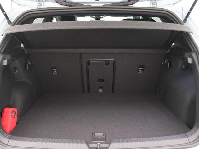 Volkswagen GOLF 1.5 eHybrid GTE 272PK DSG Pano-Schuifdak, Black Style, DCC, Keyless, 360gr. Camera, Side Assist, Head-Up Display, Matrix LED-verlichting, Stoel-Stuurverwarming, Adaptieve Cruise, Trekhaak, 18" LM Velgen