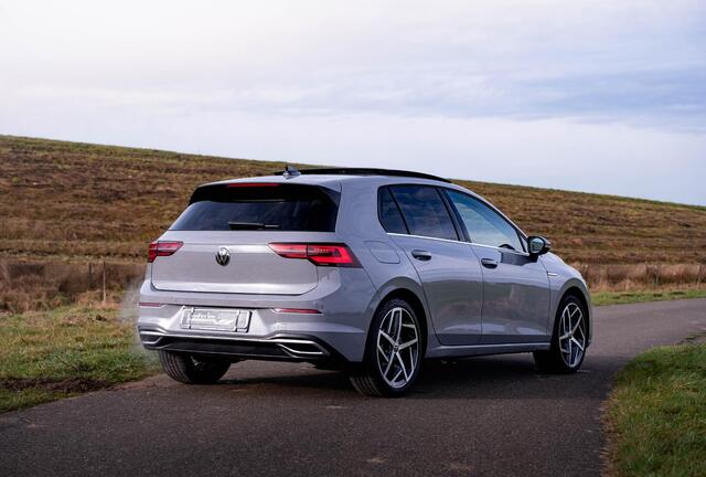 Volkswagen GOLF 1.5 eTSI Style Panodak Led matrix Apple Carplay Winterpakket Sideassist Memory sportstoelen Virtual NAP Rijklaar!