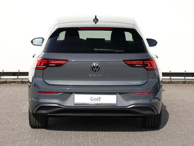Volkswagen GOLF Life Edition 1.5 eHybrid 150 kW / 204 pk Hatchback | App-Connect | Keyless | Camera | Getint glas |