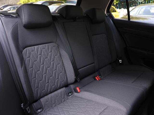 Volkswagen GOLF Life Edition 1.5 eHybrid 150 kW / 204 pk Hatchback | App-Connect | Keyless | Camera | Getint glas |