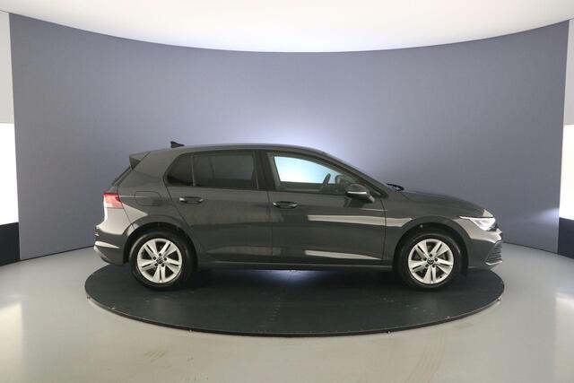 Volkswagen GOLF Life 1.5 eTSI 130pk DSG Automaat Adaptive cruise control, Achteruitrijcamera, LED koplampen, DAB, Radio, Stuurwiel verwarmd, Airco, App connect, Parkeersensoren, Stoelverwarming