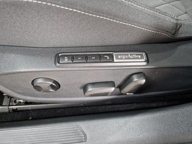 Volkswagen GOLF 1.4 eHybrid Style PHEV | Lane | ACC | Camera | Ambiance | Massage | D.Hoek |