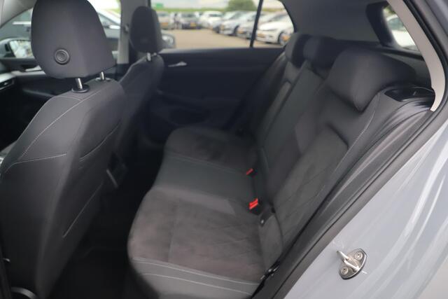 Volkswagen GOLF 1.0 eTSI Life Business Automaat 18 inch LMV Virtual Sportstoelen Navigatie Camera Sfeerverlichting Stoelverwarming Adaptive Cruise