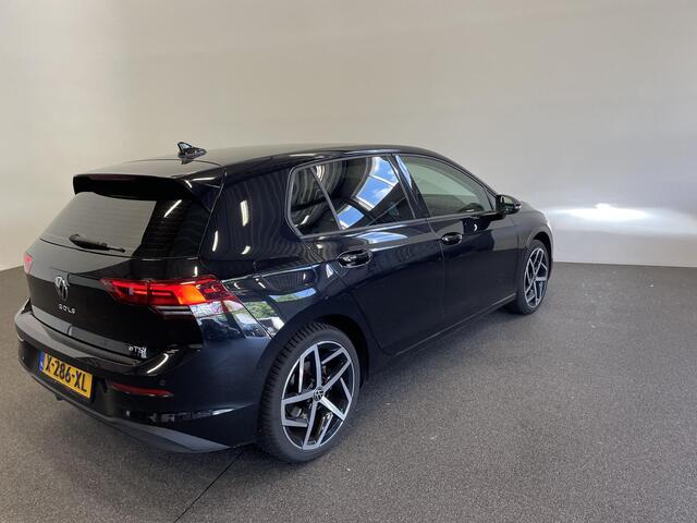 Volkswagen GOLF 1.5 eTSI Life Trekhaak Navigatie Apple Carplay/ Android Auto Camera Parkeersensoren Adaptive Cruise Control Stuur- en stoelverwarming Virtual Cockpit Lichtmetalen velgen Sfeerverlichting Climate Control