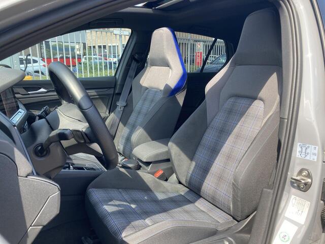 Volkswagen GOLF 1.4TSI eHybrid 180kW/245pk 6-DSG · Panoramadak · Navigatie · Camera + Parkeersensoren · Head-up Display ·