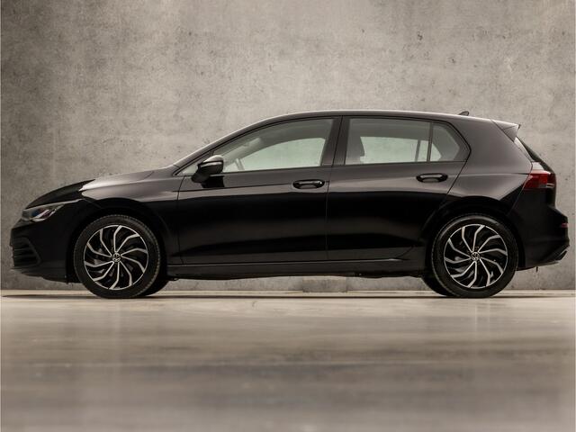Volkswagen GOLF 1.0 TSI Sport (APPLE CARPLAY, GROOT NAVI, MEMORY SEATS, ALCANTARA, CAMERA, SPORTSTOELEN, KEYLESS, LM VELGEN, LED KOPLAMPEN, NIEUWSTAAT)