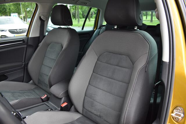 Volkswagen GOLF Variant 1.5 TSI Highline Business R-Line Automaat / Adap. Cruise / Sportstoelen / Parkeersensoren v+a / Navi