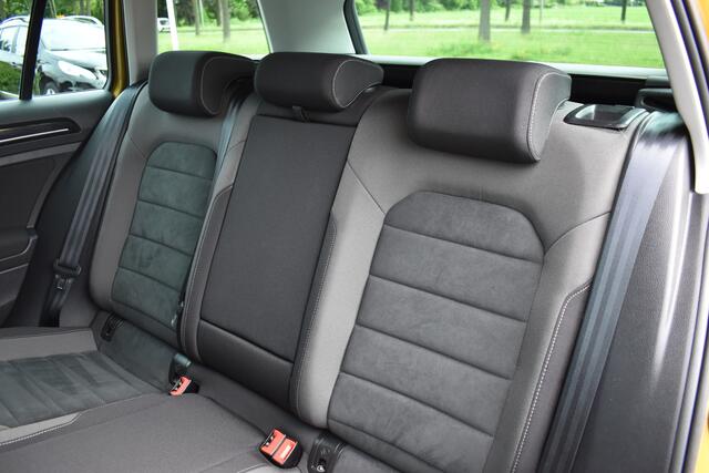 Volkswagen GOLF Variant 1.5 TSI Highline Business R-Line Automaat / Adap. Cruise / Sportstoelen / Parkeersensoren v+a / Navi