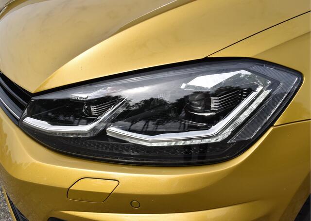 Volkswagen GOLF Variant 1.5 TSI Highline Business R-Line Automaat / Adap. Cruise / Sportstoelen / Parkeersensoren v+a / Navi