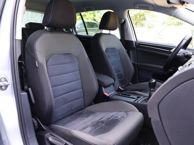Volkswagen GOLF 1.2 TSI Highline 110pk | Navigatie | Climate control | Trekhaak | Cruise control