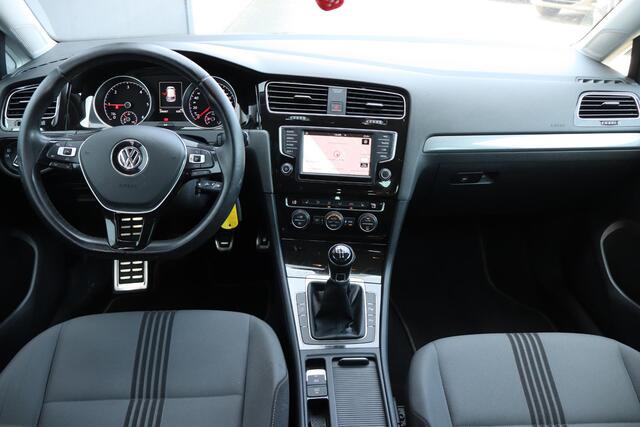 Volkswagen GOLF 1.6 TDI Connected Series Camera, Navigatie, Cruise control, R-Line pakket, Climate control, Stoelverwarming