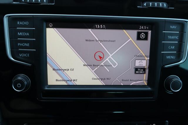 Volkswagen GOLF 1.6 TDI Connected Series Camera, Navigatie, Cruise control, R-Line pakket, Climate control, Stoelverwarming