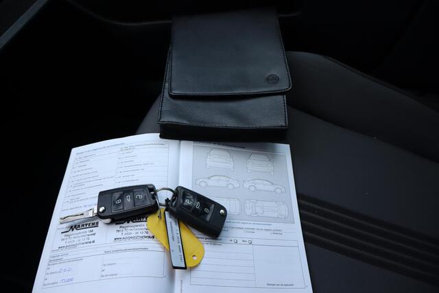Volkswagen GOLF 1.6 TDI Connected Series Camera, Navigatie, Cruise control, R-Line pakket, Climate control, Stoelverwarming