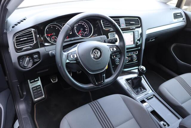 Volkswagen GOLF 1.6 TDI Connected Series Camera, Navigatie, Cruise control, R-Line pakket, Climate control, Stoelverwarming