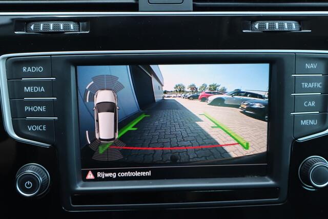Volkswagen GOLF 1.6 TDI Connected Series Camera, Navigatie, Cruise control, R-Line pakket, Climate control, Stoelverwarming