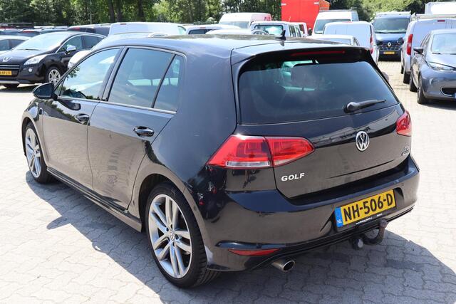 Volkswagen GOLF 1.6 TDI Connected Series Camera, Navigatie, Cruise control, R-Line pakket, Climate control, Stoelverwarming