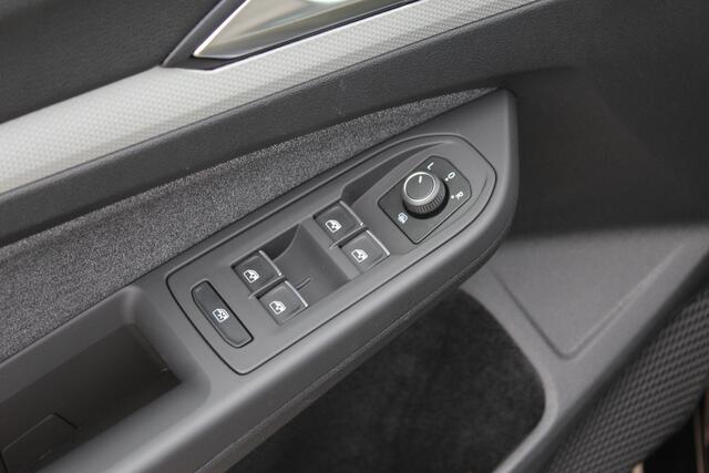 Volkswagen GOLF 1.5 eTSI DSG Move | ACC | Trekhaak | Carplay