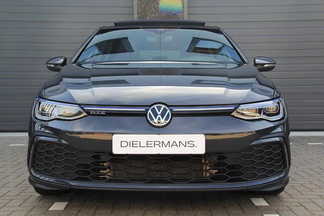 Volkswagen GOLF 1.4 eHybrid GTE 2022 | Elektrische trekhaak | Panorama dak | IQ Lights | 19' Adelaides | Achteruitrijcamera | Vol!