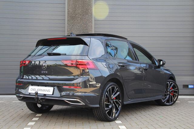 Volkswagen GOLF 1.4 eHybrid GTE 2022 | Elektrische trekhaak | Panorama dak | IQ Lights | 19' Adelaides | Achteruitrijcamera | Vol!
