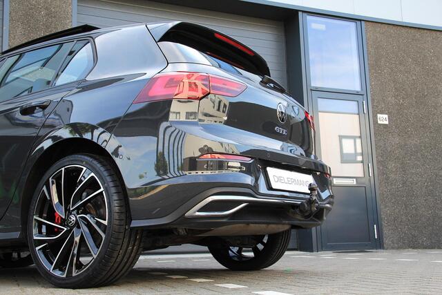 Volkswagen GOLF 1.4 eHybrid GTE 2022 | Elektrische trekhaak | Panorama dak | IQ Lights | 19' Adelaides | Achteruitrijcamera | Vol!