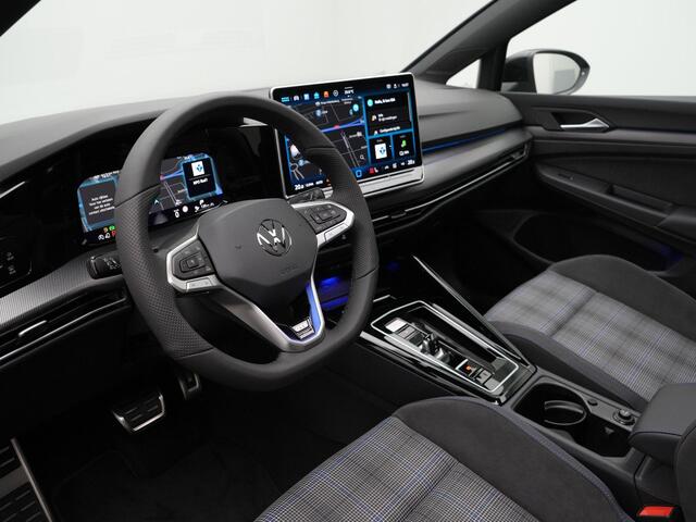 Volkswagen GOLF 1.5 272 pk DSG eHybrid GTE | Black Style | Pano | Trekhaak | 18 inch | Head-Up Display | 360 Camera | 18 inch