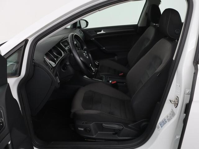 Volkswagen GOLF 1.5 TSI Comfortline Business | Stoelverwarming | Massage | Carplay | Navigatie | Adaptive cruise | Climate control | Parkeerhulp | Bluetooth