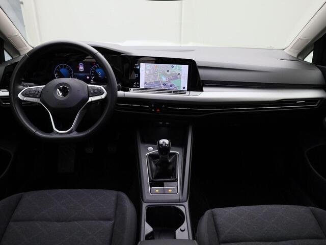 Volkswagen GOLF 1.5TSI/130PK Life · Navigatie · Parkeersensoren + camera · Stoel-&stuurverwarming · Garantie tot december 2027 of 100000km.