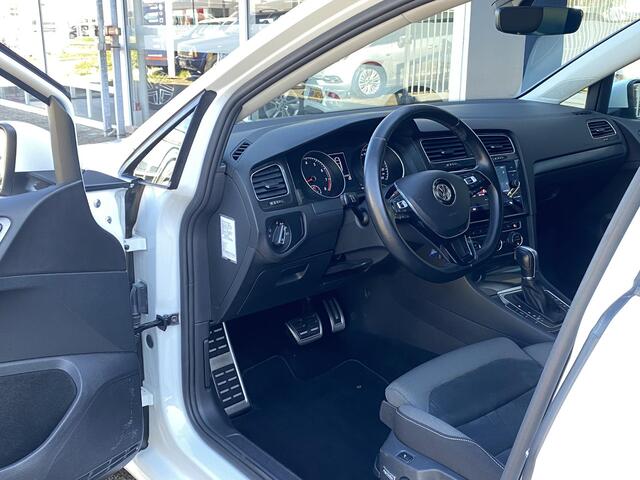 Volkswagen GOLF 1.5 TSI Highline / Automaat / 150 PK / Apple-Carplay & Android-Auto / Adaptieve Cruise-Control / Climate-Control / Stoelverwarming / Massage-Stoelen / Dodehoek-Detectie / Draadloze-Telefoonlader / Flippers / Radio-Bluetooth / Navi / PDC V+A met Camera / 1