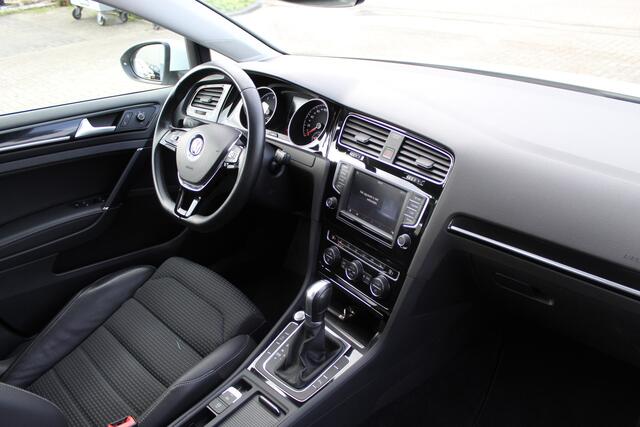 Volkswagen GOLF 1.4 TSI Automaat R-line Apple carplay|Cruise control|Trekhaak|Alarm klasse 3|Parkeerssensoren rondom|Keyless|Led koplampen|Massagestoel