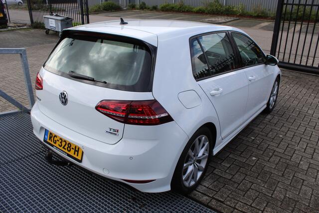 Volkswagen GOLF 1.4 TSI Automaat R-line Apple carplay|Cruise control|Trekhaak|Alarm klasse 3|Parkeerssensoren rondom|Keyless|Led koplampen|Massagestoel