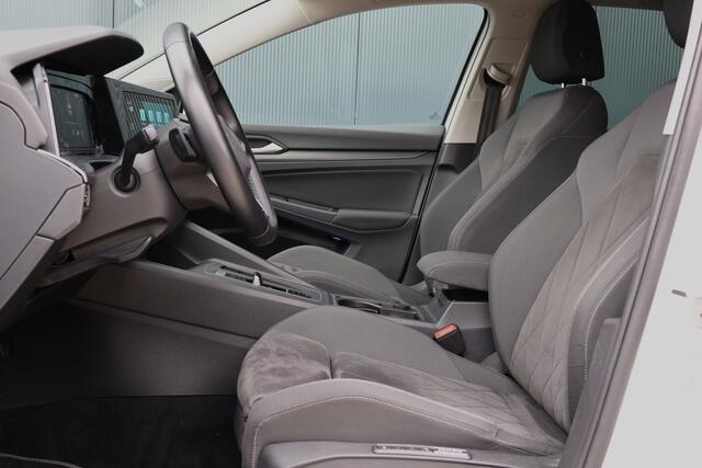 Volkswagen GOLF 1.5 eTSI 150pk Style Automaat | Stoelverwarming | LED | ACC | Active Info Display | Velours
