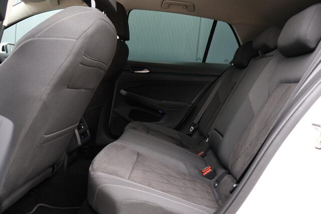 Volkswagen GOLF 1.5 eTSI 150pk Style Automaat | Stoelverwarming | LED | ACC | Active Info Display | Velours