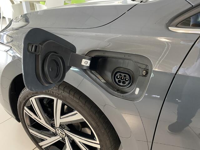 Volkswagen GOLF 1.4 eHybrid Style Panorama dak / Camera / Apple Carplay android / Trekhaak