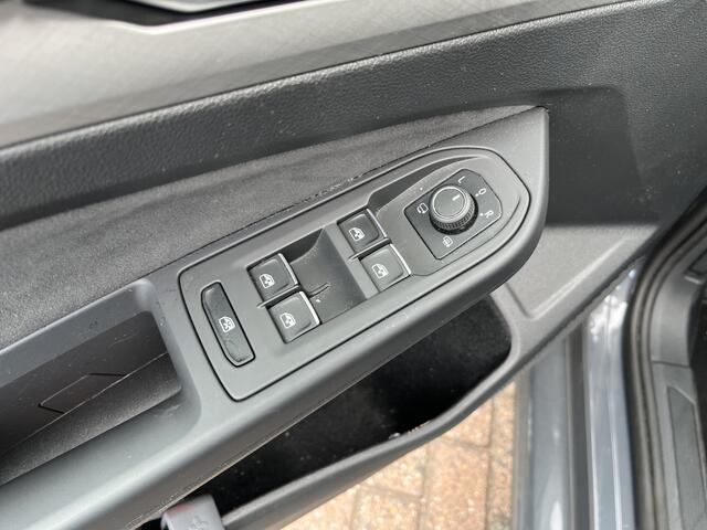 Volkswagen GOLF 1.0 eTSI Life Business / AUTOMAAT/ GARANTIE TM 06-2027/ ELEKTR. STOELEN/ 16" LMV/ MATRIX/ NAVI/ APP-CONNECT/ PARK. SENSOREN/ CLIMA