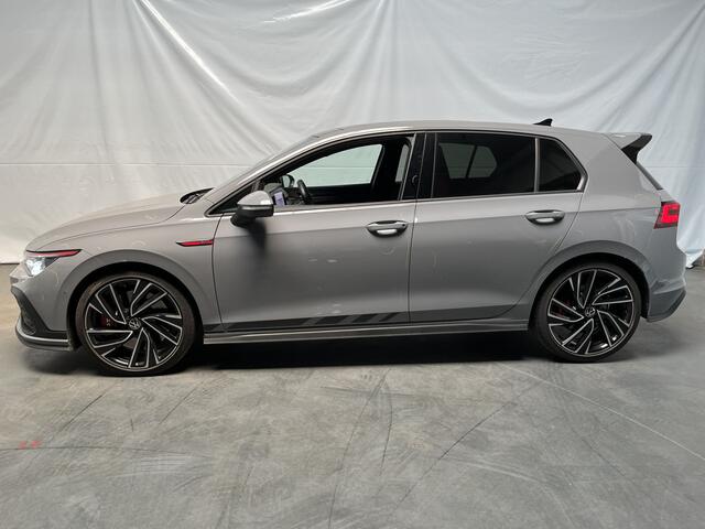 Volkswagen GOLF 2.0 TSI GTI Clubsport / AUTOMAAT/ 300 PK/ PANO/ HARMAN KARDON/ 19" LMV/ APP CONNECT/ ALCANTARA/ PARK. SENSOREN/ RIJ-MODI/ STUUR-STOEL VERWARM./ CLIMA/ NAVI