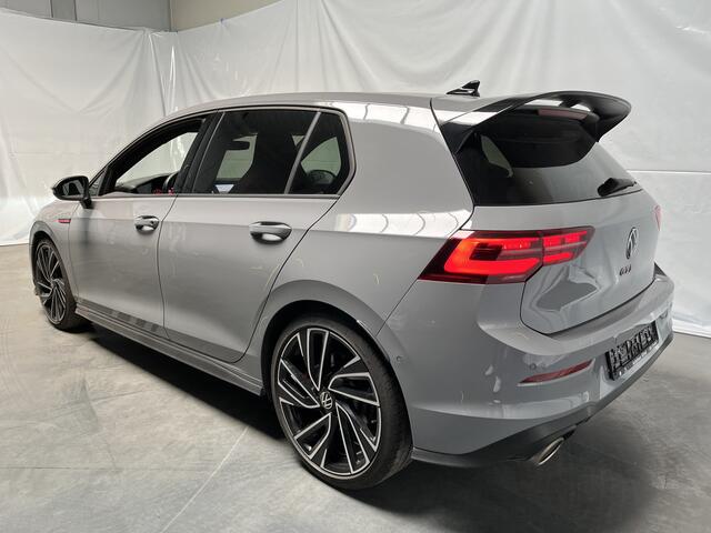 Volkswagen GOLF 2.0 TSI GTI Clubsport / AUTOMAAT/ 300 PK/ PANO/ HARMAN KARDON/ 19" LMV/ APP CONNECT/ ALCANTARA/ PARK. SENSOREN/ RIJ-MODI/ STUUR-STOEL VERWARM./ CLIMA/ NAVI