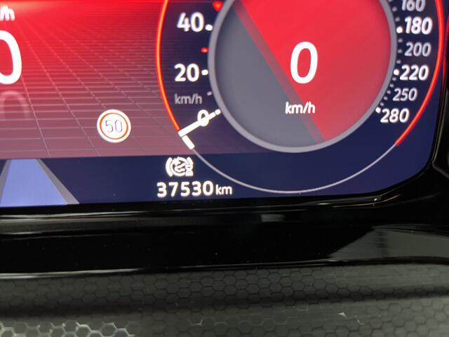 Volkswagen GOLF 2.0 TSI GTI Clubsport / AUTOMAAT/ 300 PK/ PANO/ HARMAN KARDON/ 19" LMV/ APP CONNECT/ ALCANTARA/ PARK. SENSOREN/ RIJ-MODI/ STUUR-STOEL VERWARM./ CLIMA/ NAVI