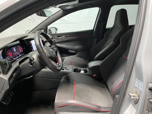 Volkswagen GOLF 2.0 TSI GTI Clubsport / AUTOMAAT/ 300 PK/ PANO/ HARMAN KARDON/ 19" LMV/ APP CONNECT/ ALCANTARA/ PARK. SENSOREN/ RIJ-MODI/ STUUR-STOEL VERWARM./ CLIMA/ NAVI