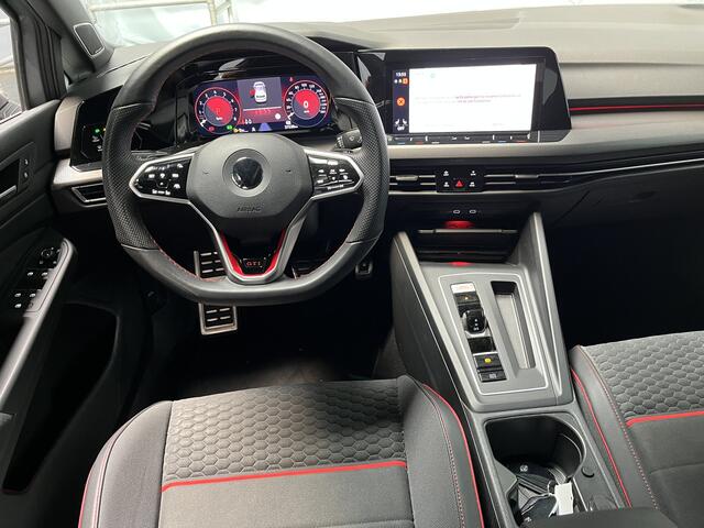 Volkswagen GOLF 2.0 TSI GTI Clubsport / AUTOMAAT/ 300 PK/ PANO/ HARMAN KARDON/ 19" LMV/ APP CONNECT/ ALCANTARA/ PARK. SENSOREN/ RIJ-MODI/ STUUR-STOEL VERWARM./ CLIMA/ NAVI