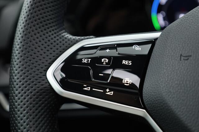 Volkswagen GOLF 1.4 eHybrid GTE | HUD | Pano | IQ. Light | 18'' | Stoel- Stuurverw. | Apple CarPlay