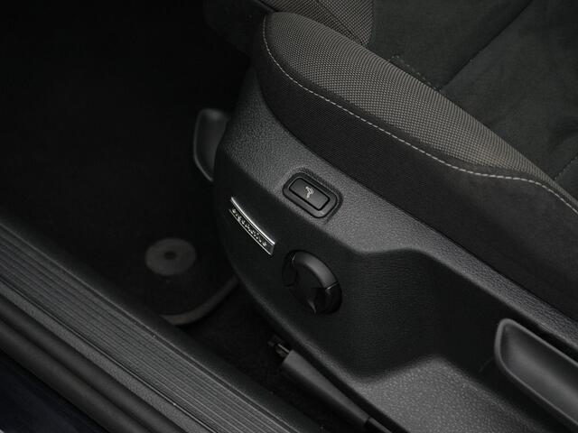Volkswagen GOLF Variant 1.5 TSI 150 pk DSG Highline | Navigatie | Stoelverwarming | Parkeersensoren voor/achter | Adaptive Cruise | Massage