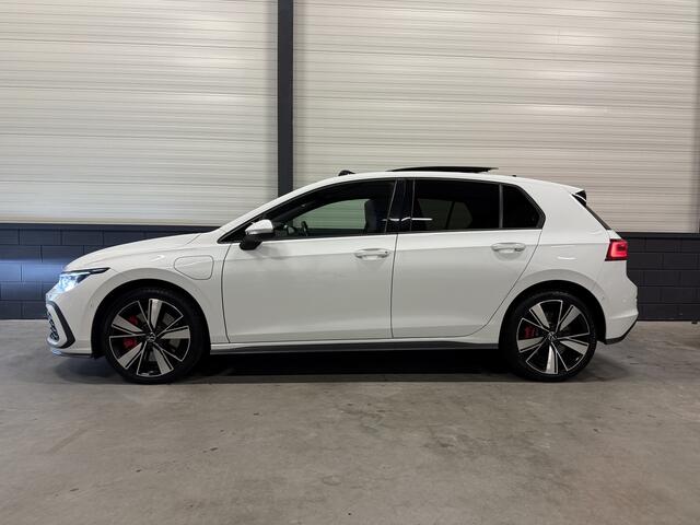 Volkswagen GOLF 1.4 eHybrid GTE 245PK PANO/HEAD-UP/IQ-LIGHT/ACC/18"/SFEER/CAMERA/CARPLAY/KEYLESS/SPORTSTOELEN ALCANTARA-STOF RUIT/VIRTUAL/PRIVACY/PDC+ASSISTENT/ABSOLUTE NIEUWSTAAT/VW DEALER OH HISTORIE