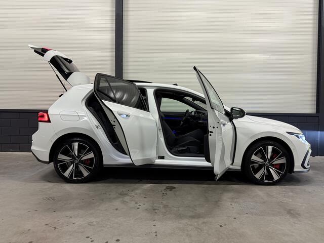 Volkswagen GOLF 1.4 eHybrid GTE 245PK PANO/HEAD-UP/IQ-LIGHT/ACC/18"/SFEER/CAMERA/CARPLAY/KEYLESS/SPORTSTOELEN ALCANTARA-STOF RUIT/VIRTUAL/PRIVACY/PDC+ASSISTENT/ABSOLUTE NIEUWSTAAT/VW DEALER OH HISTORIE