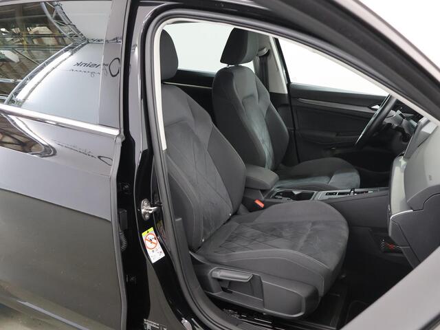 Volkswagen GOLF 1.5 eTSI Style | Navigatie | Cruise Control Adaptief | Parkeercamera | Stoel/Stuurwielverwarming | Keyless Go |