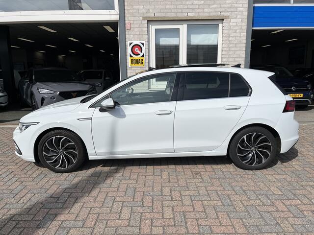 Volkswagen GOLF 1.5 TSI / PANO/ 150 PK/ 17" LMV/ PARK. SENSOREN + CAMERA/ APP-CONNECT/ ELEKTR. STOEL/ NAVI/ ADAPT. CRUISE/ CLIMA/ STOEL-STUUR VERWARMING/ MATRIX