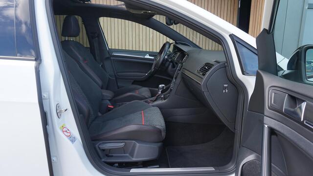 Volkswagen GOLF 2.0 TSI 245pk GTI 7.5 Performance Pano.Dak Leder/Alcantara 19inch LM DynAudio Virtual Cockpit Milltek 88938km!